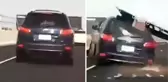 Seyir halinde olan aracının üzerine trafik levhası düştü