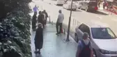 Son dakika haber... İstanbul'da kadına yumruklu dayak kamerada: Polis darpçı kocayı anında yakaladı