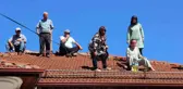 Tapulu arazisi 19 kişiyle ortak yapılan aile, benzin bidonuyla çatıya çıkıp eylem yaptı
