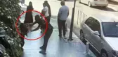 Pes dedirten görüntü! Karakolun yan tarafında eşini tekme tokat dövdü, o anlar kamerada