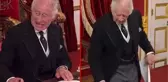 Dünyanın kilitlendiği törende, Kral Charles'tan görevlilere tepki çeken el hareketi