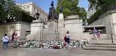 Kraliçe 2. Elizabeth, Buckingham Sarayı önünde anılıyor