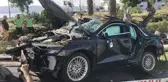 Otomobil, tramvay yolu kenarındaki ağaca çarptı: 2 ölü, 1 yaralı