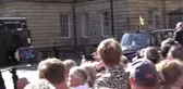 Edinburgh'ta halk Kraliçe 2. Elizabeth'in cenazesinin getirileceği St. Giles Katedrali'nin önüne akın etti