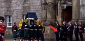 Herkes kral ve prensleri konuştu, o bir köşede sessizce gözyaşı döktü! Biricik kızı Kraliçe'ye diz çökerek veda etti