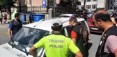 Beyoğlu ve Esenler'de okul önlerinde asayiş uygulaması: Araçlar durdurulup didik didik arandı