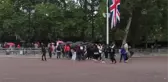 Londra'da halk, Kraliçe 2. Elizabeth'in cenazesinin geleceği Buckingham Sarayı'nın önüne akın etti (3)