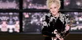 Oyuncu Julia Garner, göbek dekolteli elbisesiyle Emmy Ödül Töreni'ne damga vurdu