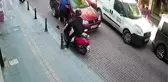 Her şey bir anda oldu! Aracın camını açık gören hırsız ne var ne yoksa çalıp kaçtı