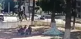 Elektrikli bisikletteki 2 kişinin yaralandığı kazanın görüntüleri ortaya çıktı