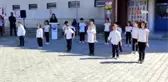 Okula yeni başlayan minikler çiçeklerle karşılandı