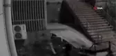 Son dakika haberleri... İstanbul'da ilginç hırsızlık kamerada: Klima motorunu çaldılar