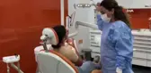 Kadın diş hekimi baba mesleklerini hem klinikte hem de tarlada sürdürüyor