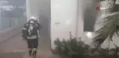 Yanan evini gözyaşlarıyla izledi