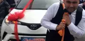 Damada işkence gibi adet: Çıplak ayakla metrelerce gelin arabası çekti