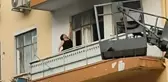 Sinir krizi geçiren kadın evinin balkonunu yaktı, camları kırıp eline ne geçtiyse sokağa fırlattı