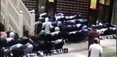 İSTANBUL-BEYOĞLU'NDA CEMAAT NAMAZDA SECDEYE GİDİNCE ÇANTAYI ÇALDI