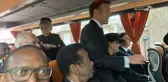 Kraliçe'nin cenazesine giderken otobüste ayakta duran Macron'un görüntüleri olay oldu: Muavin Macron