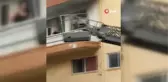Sinir krizi geçiren kadın evinin balkonunu yaktı, camları kırıp eline ne geçtiyse sokağa fırlattı