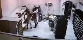 14 yaşındaki üvey oğluna acımadı! İş yerinde dakikalarca tekme tokat dövdü