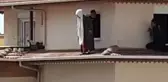 Çatıdan atlamak üzere olan kadını, jandarmanın bir anlık refleksi kurtardı