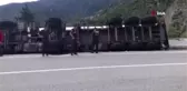Son dakika haberi... Virajı alamayan bitüm yüklü asfalt tankeri yan yattı: 1 yaralı