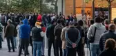 Apple'ın 57 bin liralık yeni model telefonunu almak isteyenler mağazaların önünde uzun kuyruklar oluşturdu