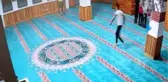 Camiye elinde kazma ve ayakkabıyla giren Rus turist sınır dışı edildi