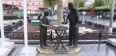 Sabah Eminönü'nde yürüyenler gözlerine inanamadı! Heykeldeki simidi bile çalmışlar