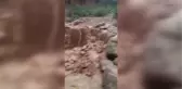 Heyelan nedeniyle mahalle yolu ulaşıma kapandı