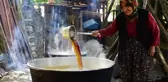 Kızgın ateşte 4-5 saat kaynatılan pekmez, kilosu 100 liradan satılıyor