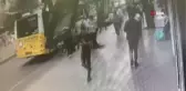 Son dakika haberleri! Diyarbakır'da feci kaza kamerada: Kıyafeti kapıya sıkışan kadın otobüs altında ezildi