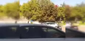 Sürücü yanan aracını kendi çabasıyla söndürmeye çalıştı