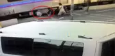 Tramvaya çarpan motosiklet sürücüsü, metrelerce sürüklendi