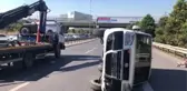 Bahçelievler'de devrilen hafif ticari araçtaki 3 kişi ağır yaralandı