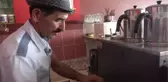 Dondurma bağımlısı kedi çay ocağının maskotu oldu