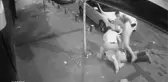 Sokak ortasında magandalık anları kamerada! Adamı dövmeleri yetmedi, sonrasında yerdeki kanları sildiler