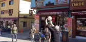 Cadde kapatma uygulamasını top oynayarak protesto ettiler