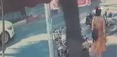 Son dakika haberleri | Otomobilin yol verdiği yayaya motosiklet çarptı... O anlar kamerada