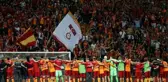 Galatasaray yeni formasını satışa sundu! Tasarıma mest olan taraftar, fiyatı görünce karalar bağladı