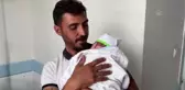830 gram doğan bebeklerini 91 gün sonra kucaklarına aldılar