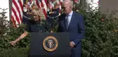 Biden kürsüde yolunu şaşırdı, eşi 