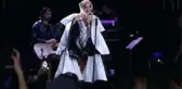 Hande Yener, öldürülen Mahsa Amini için önce saçını kesti sonra ağlayarak şarkı söyledi