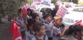 ÖĞRENCİLER YAYA GEÇİDİNİ BOYADI