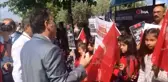 Manisa yerel haberi... Turgutlu'da yaya geçidi orta çizgileri kırmızıya boyandı
