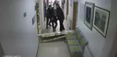 Suçüstü yakalanan hırsız polis merkezinin kapısını yıktı