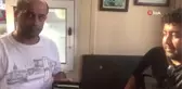 Taksici aracında unutulan çantayı sahibine teslim etti