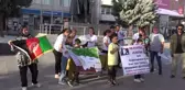 Son dakika haberi: İranlı, Suriyeli ve Afgan Kadınlar, Mahsa Amini'nin Ölümünü Saçlarını Keserek Protesto Etti