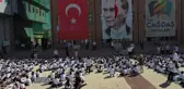 Bin Kişiyle 