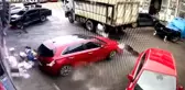 Lastiği patlayan kamyon park halindeki aracın tamponunu parçaladı... O anlar kamerada